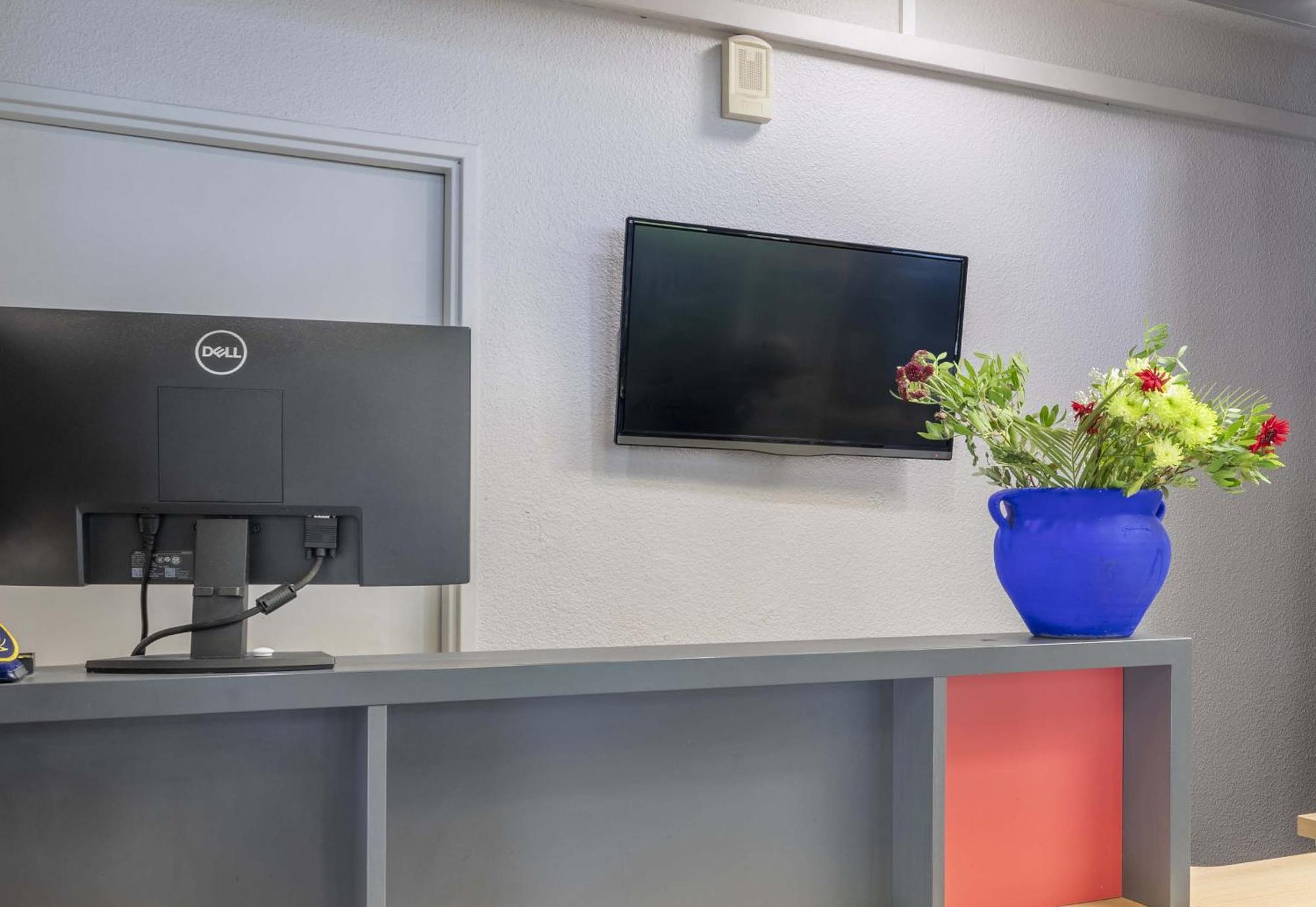 B&B Hotel Toulon Ольюль Екстер'єр фото