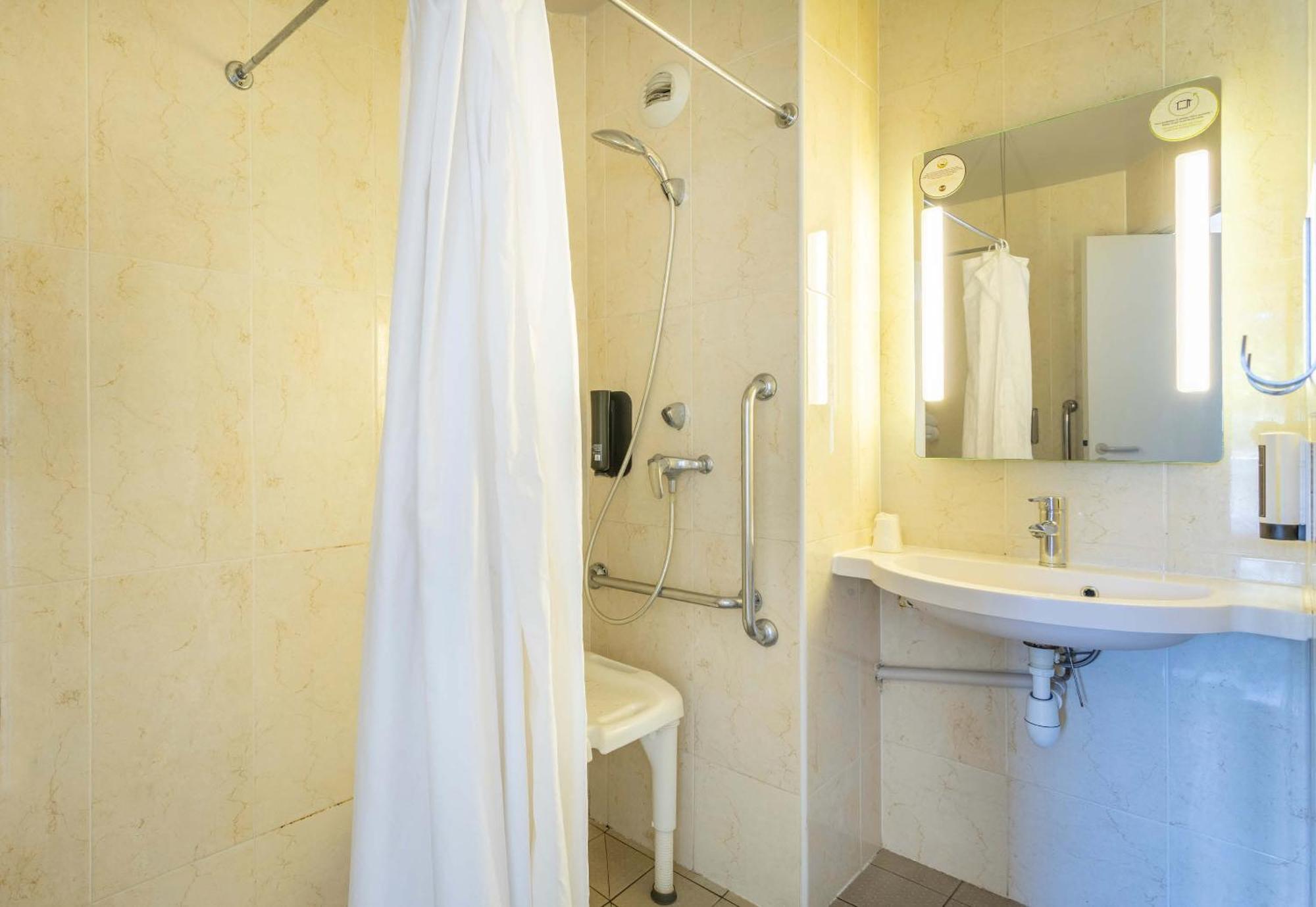 B&B Hotel Toulon Ольюль Екстер'єр фото